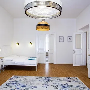 Large 3 Bdr In The Heart Of Apartment